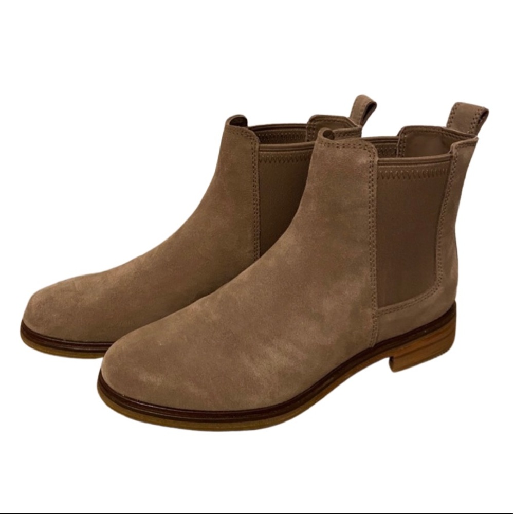 Clarkdale Arlo Pebble Suede Chelsea Boots